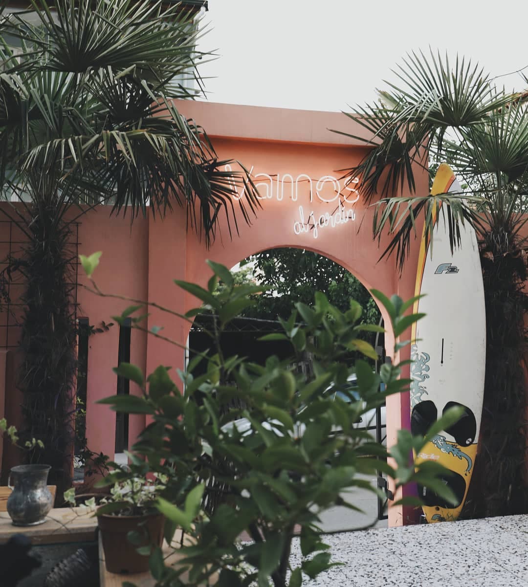 Palmiyeler ve sörf tahtası ile giriş