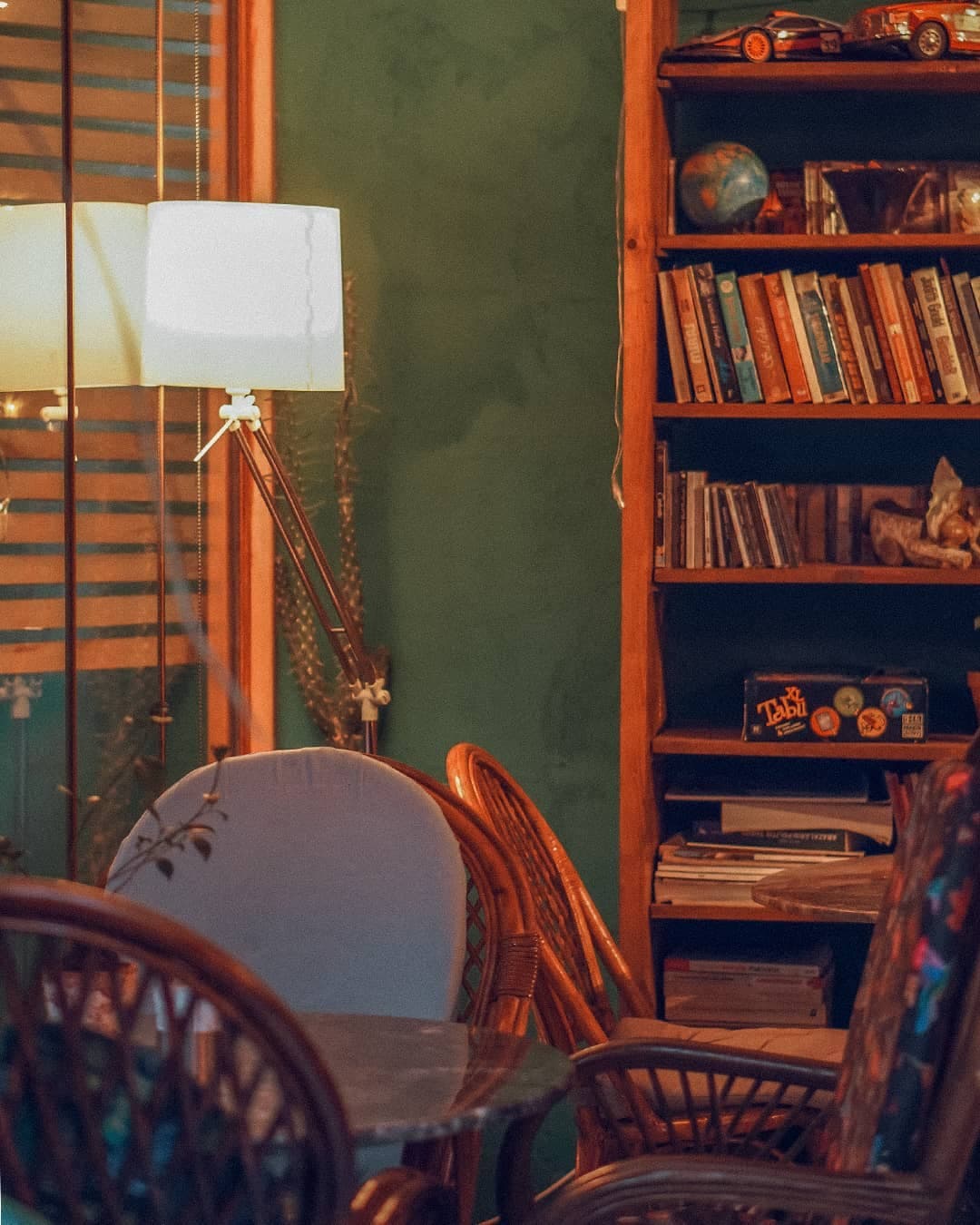 Vintage lamba ve kitap rafları